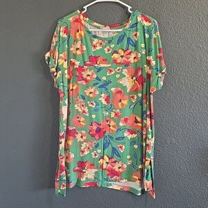 💜LuLaRoe Green Floral Short Sleeve Top
